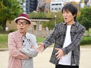 「となりの人間国宝さん」でロケをする（左から）円広志、千原ジュニア