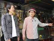 「となりの人間国宝さん」でロケをする（左から）千原ジュニア、円広志