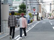 「となりの人間国宝さん」でロケをする（左から）千原ジュニア、円広志