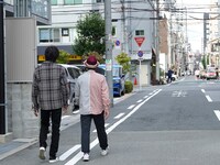 「となりの人間国宝さん」でロケをする（左から）千原ジュニア、円広志