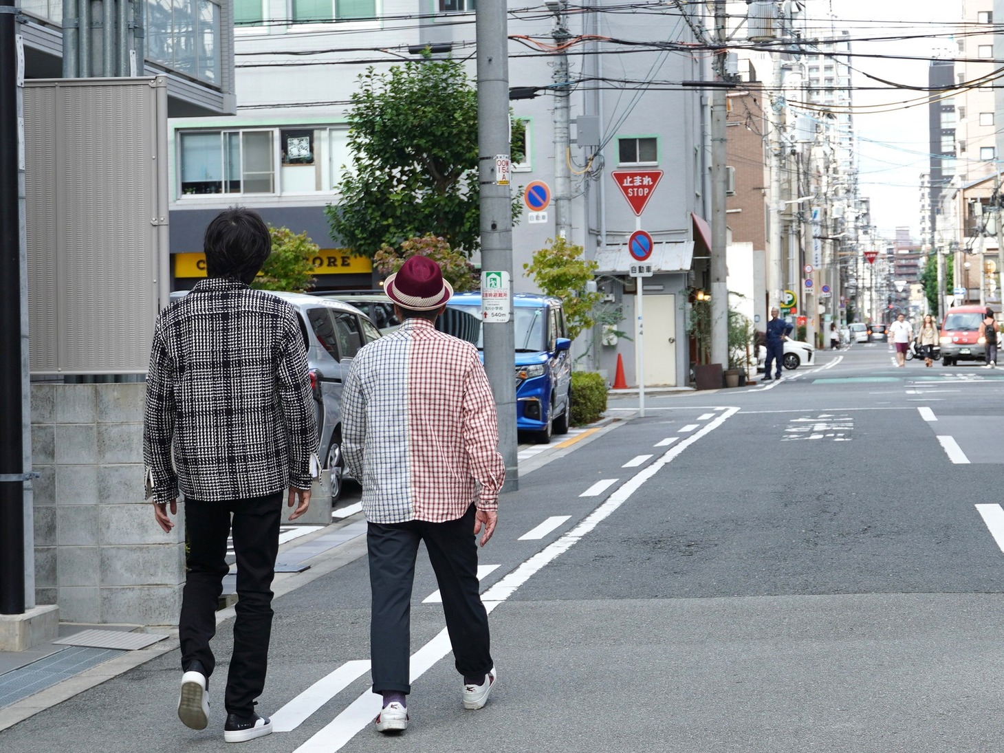 「となりの人間国宝さん」でロケをする（左から）千原ジュニア、円広志