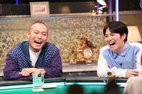 「酒のツマミになる話」に出演するラブレターズ。