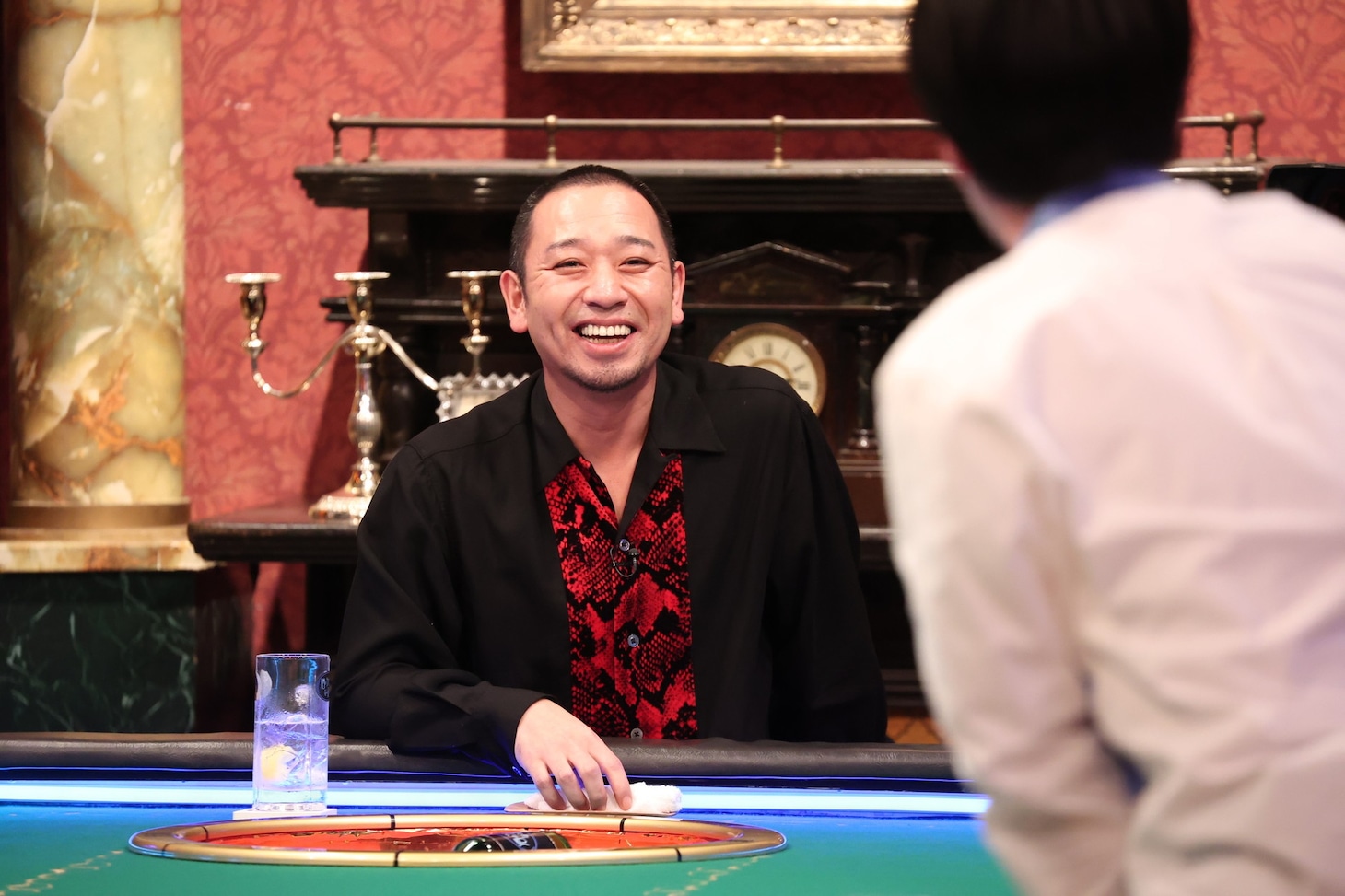 「酒のツマミになる話」に出演する大悟（千鳥）。