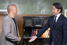 サッカー特番「SAMURAIたちを越えてゆけ」で対談する（左から）小野伸二、加藤浩次