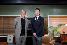 サッカー特番「SAMURAIたちを越えてゆけ」で対談する（左から）小野伸二、加藤浩次