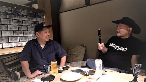 “舞台裏の相棒”を撮影するハリウッドザコシショウ