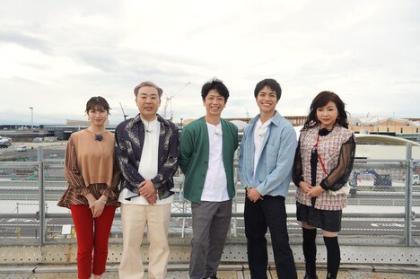 「モモコのフットマップみ～よ！」のロケに参加する（左から）田中友梨奈アナウンサー、フットボールアワー、重岡大毅、ハイヒール・モモコ