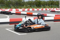 「モモコのフットマップみ～よ！」のロケに参加する重岡大毅