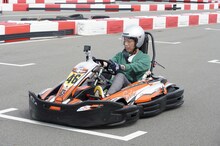 「モモコのフットマップみ～よ！」のロケに参加するフットボールアワー