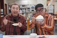 「モモコのフットマップみ～よ！」のロケに参加する（左から）フットボールアワー岩尾、兵動大樹