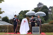 句碑お披露目セレモニーの様子。左から千原ジュニア、株式会社中垣石材の中垣昇太さん、福知山市長 大橋一夫