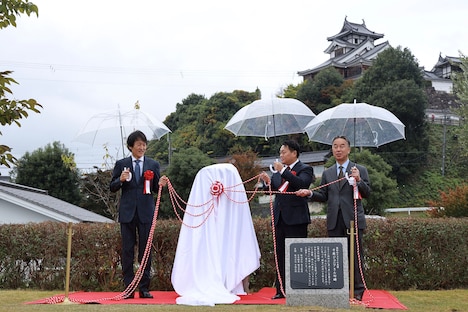 句碑お披露目セレモニーの様子。左から千原ジュニア、株式会社中垣石材の中垣昇太さん、福知山市長 大橋一夫