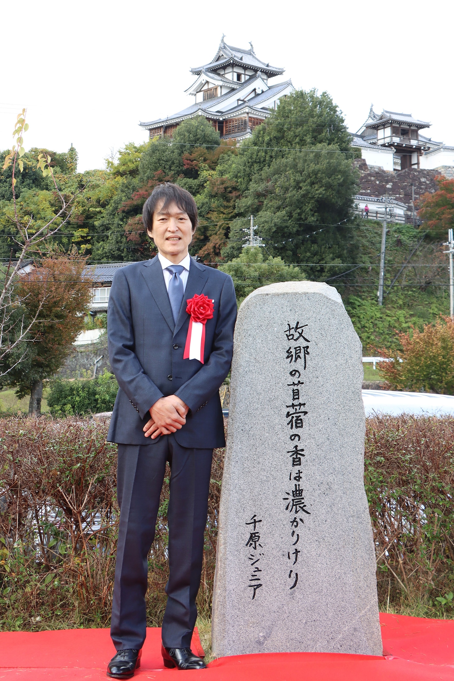 句碑は縦1m40cm、横63センチ、厚さ49cm。福知山産の石で、大江山御影石製。