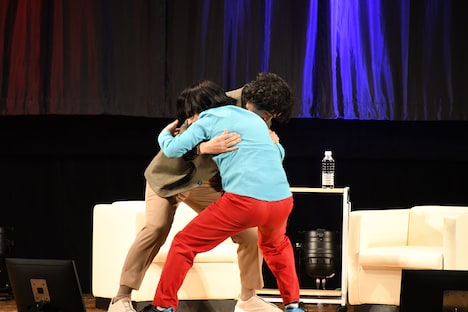 相撲の取り組みのような格好で斎藤工をステージに迎え入れる永野