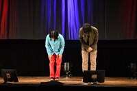 書き下ろしコントの披露を終えてお辞儀する斎藤工（右）と永野