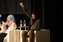 永野のネタに声援を送る斎藤工（右）