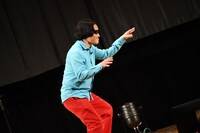 人前で初めてやるというネタを披露する永野