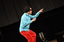 人前で初めてやるというネタを披露する永野