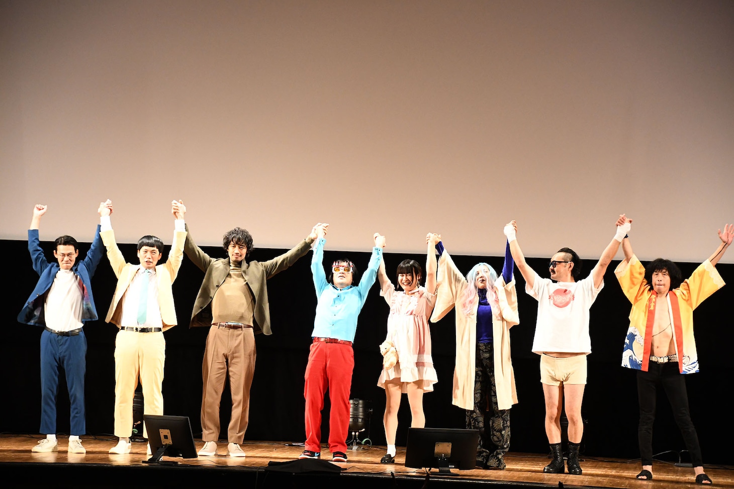 来場者に挨拶する出演者一同