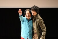 仲よさげにステージをあとにする