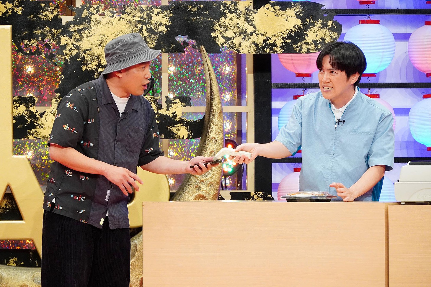 ネタを披露するラブレターズ