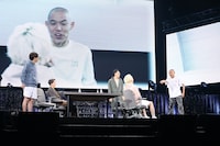 「超絶スピン副音声配信」を担当した四千頭身・都築もステージに登場