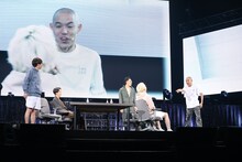 「超絶スピン副音声配信」を担当した四千頭身・都築もステージに登場