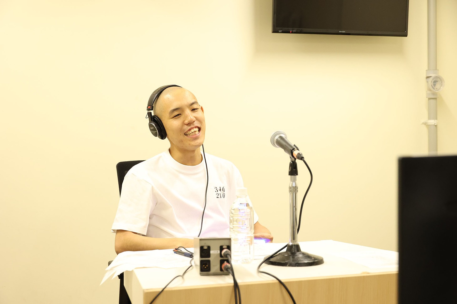 「超絶スピン副音声配信」を担当した四千頭身・都築