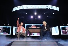 「三四郎のオールナイトニッポン10周年記念 バチボコプレミアムライブ in 日本武道館」でラジオトークを繰り広げる三四郎