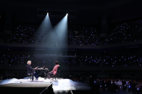 武道館でラジオトークを繰り広げる三四郎