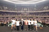 「三四郎のオールナイトニッポン10周年記念 バチボコプレミアムライブ in 日本武道館」の様子。左からレイザーラモンHG、R-指定、三四郎、はんにゃ.金田、しずるKAƵMA、なかやまきんに君