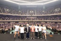 「三四郎のオールナイトニッポン10周年記念 バチボコプレミアムライブ in 日本武道館」の様子。左からレイザーラモンHG、R-指定、三四郎、はんにゃ.金田、しずるKAƵMA、なかやまきんに君
