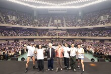 「三四郎のオールナイトニッポン10周年記念 バチボコプレミアムライブ in 日本武道館」の様子。左からレイザーラモンHG、R-指定、三四郎、はんにゃ.金田、しずるKAƵMA、なかやまきんに君