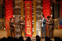 「2024年度版漫才 爆笑問題のツーショット ライブ」で前説も担当したシティホテル3号室（右）と爆笑問題のトークコーナーのワンシーン