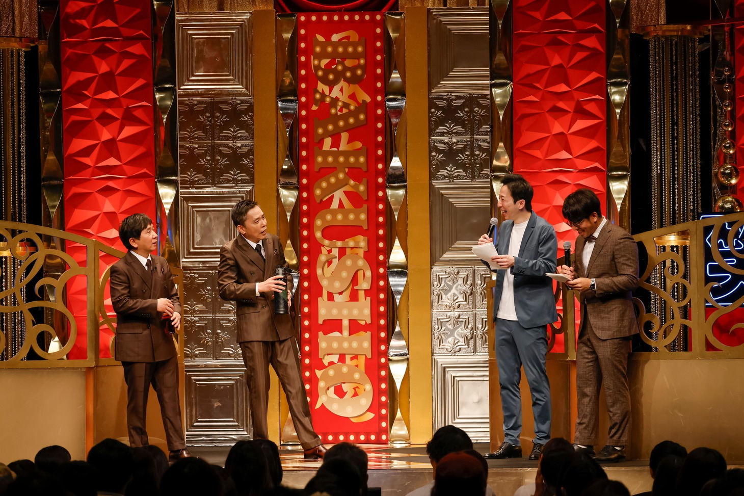 「2024年度版漫才 爆笑問題のツーショット ライブ」で前説も担当したシティホテル3号室（右）と爆笑問題のトークコーナーのワンシーン