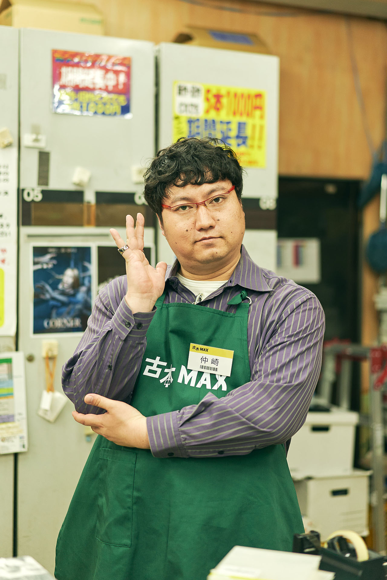 柚実のバイト先の先輩の仲崎に扮するロングコートダディ兎