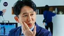「ニベアメン アクティブエイジ」シリーズの新テレビCM「撮影の合間」に出演する有吉弘行