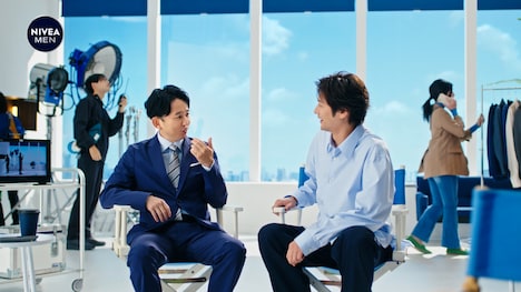 「ニベアメン アクティブエイジ」シリーズの新テレビCM「撮影の合間」のワンシーン