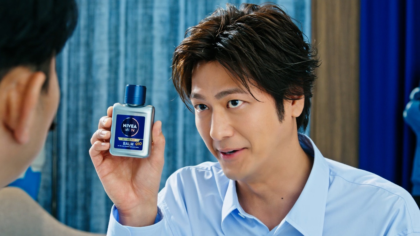 「ニベアメン アクティブエイジ」シリーズの新テレビCM「撮影の合間」に出演する速水もこみち