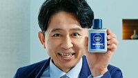 「ニベアメン アクティブエイジ」シリーズの新テレビCM「撮影の合間」に出演する有吉弘行