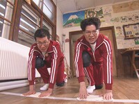 「錦鯉が行く！NORI NORI Excitingツアー」でぞうきんがけレースに臨むヤーレンズ