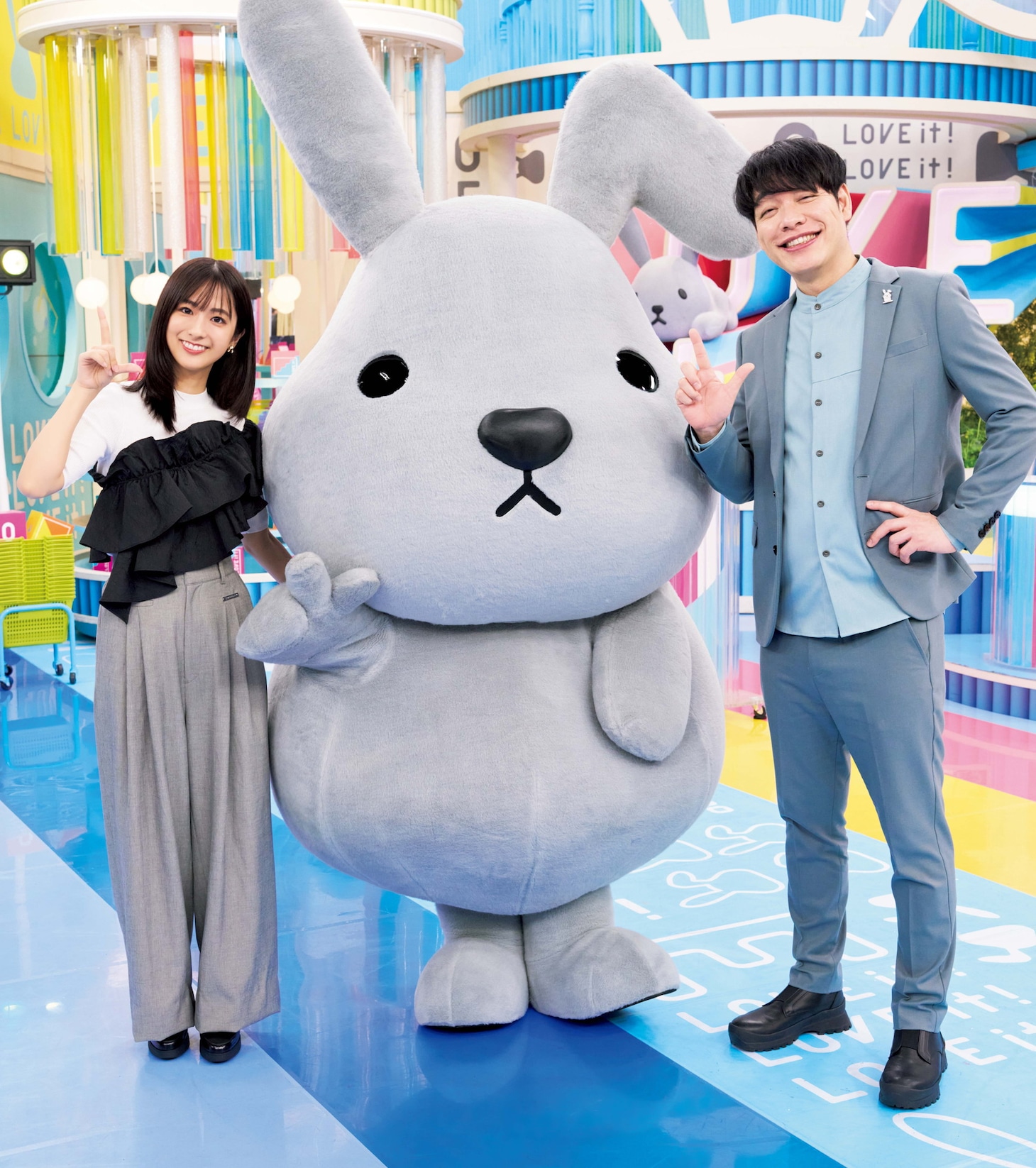 「週刊ヤングジャンプ」の「ラヴィット！」とのコラボ号のセンターグラビアに登場する麒麟・川島、田村真子アナ、ラッピー (c)藤城貴則 / 集英社