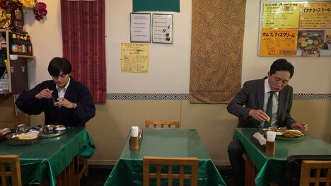 カレー屋で一緒になる祐太と井之頭五郎