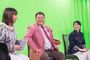 「局対抗！九州沖縄食べにいき大賞」に出演する（左から）野呂佳代、ブラックマヨネーズ小杉、樋口日奈