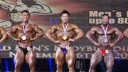 世界王者にも輝いたボディービルダー鈴木雅(中央)