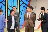 ダンビラムーチョは、マンゲキ10周年を祝して大原（左）が「ゴ、ゴ、ゴリラパンダ♪」と歌い、原田フニャオが元気に踊った。