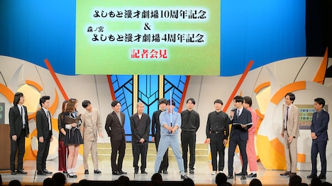 登壇者全員を倒し、「11周年スタート！」と宣言するフースーヤ谷口