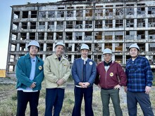 「帰れマンデー見っけ隊!! 3時間SP」で長崎の通称「軍艦島」を訪れる（左から）タカアンドトシ、小泉孝太郎、サンドウィッチマン