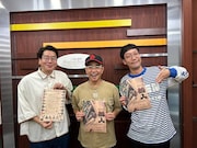 男性ブランコと八嶋智人(中央)