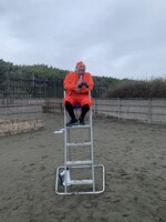 「監視員 秋山」に出演するロバート秋山